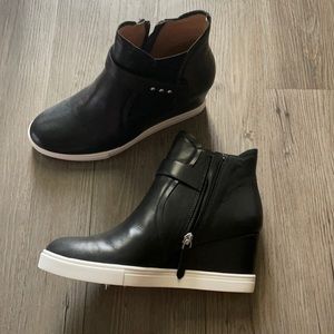 Women’s booties size 7